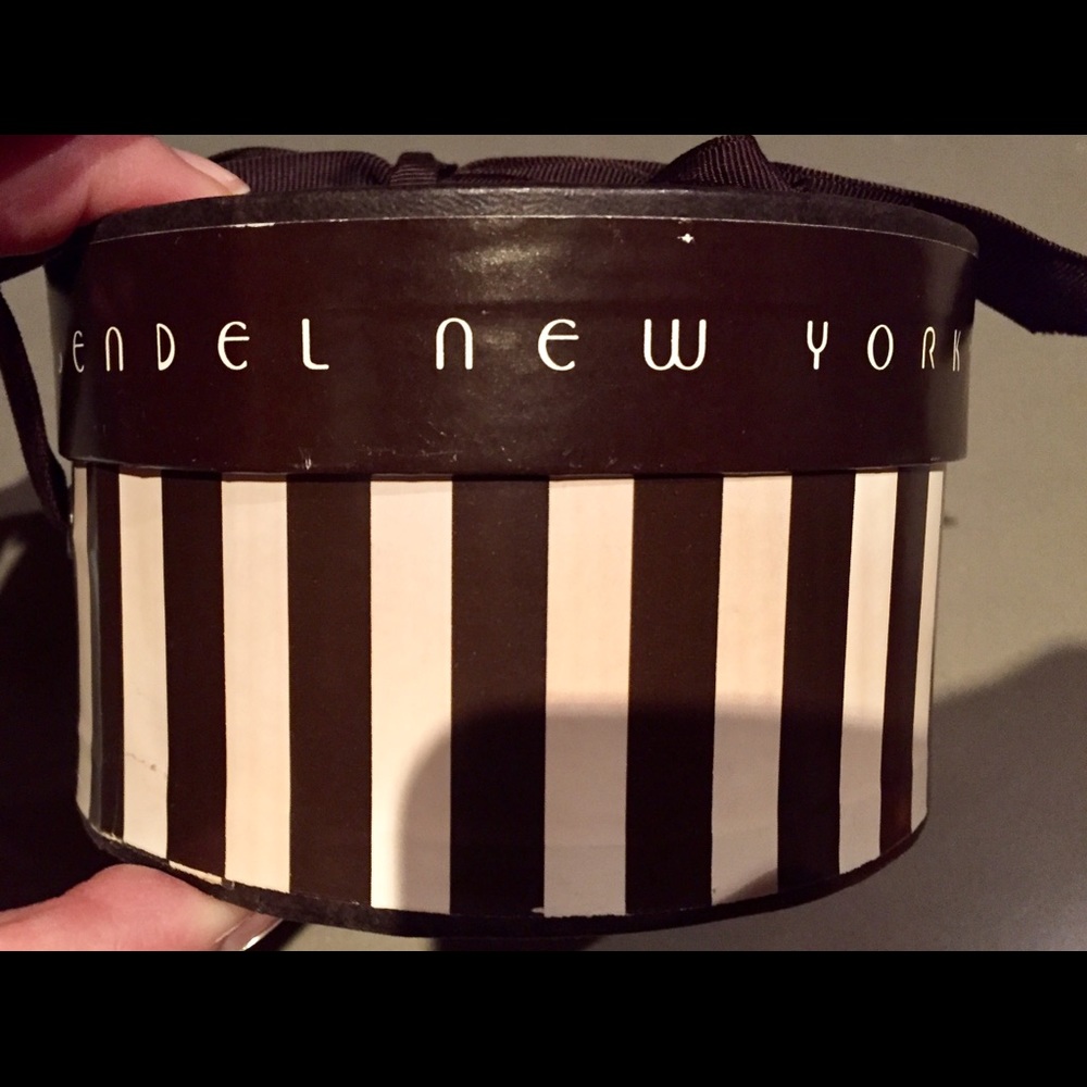HENRI BENDEL - (2) HB HATBOXES + GIFT - Picture 6 of 8